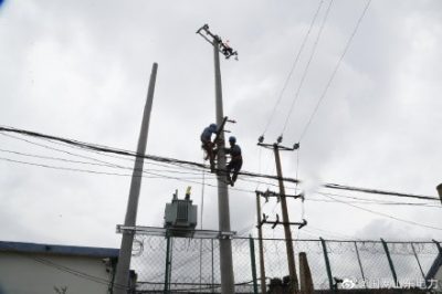 在10千伏沁水線主干線冒雨安裝某看守所新上變壓器臺(tái)架