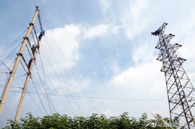 35千伏黃山線(xiàn)12號(hào)塔-16號(hào)塔進(jìn)行遷移架設(shè)