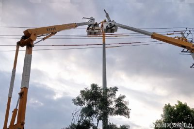 首次開展三類帶電作業(yè) 為縣重點建設(shè)項目添動力