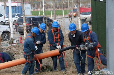 對范縣110千伏義和站10千伏和10號Ⅰ、和11號Ⅱ金堤西線進行組塔架線工作
