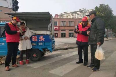 深入到街道各攤點、超市等處指導(dǎo)客戶登錄“網(wǎng)上國網(wǎng)”交納電費