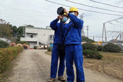 手持工業(yè)波成像儀對變電站內(nèi)各類帶電設(shè)備進行超聲波檢測