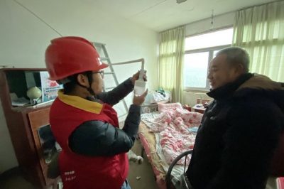為山區(qū)孤寡老人、低保戶檢查家中用電線路，并現(xiàn)場講解安全用電知識